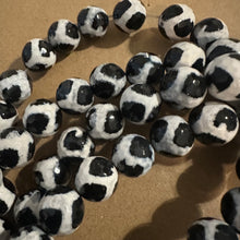 Load image into Gallery viewer, Tibetan beads black and white 12mm