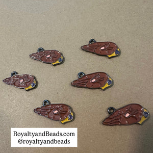 The men’s hand charm.