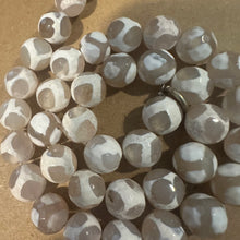 Load image into Gallery viewer, Mixed white beads