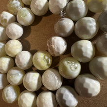 Load image into Gallery viewer, Yellow and white agate beads