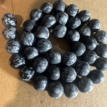 Load image into Gallery viewer, Black and gray beads
