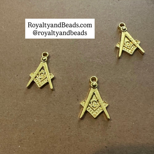 The gold Mason charm.