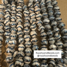 Load image into Gallery viewer, Tibetan wavy tan and black beads*