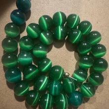 Load image into Gallery viewer, 8mm Green cats eye beads