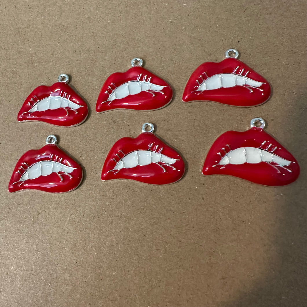 6 red lip charms