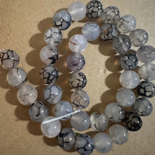 Load image into Gallery viewer, Clear and black vein agate beads