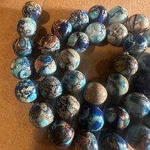 Load image into Gallery viewer, Blue and tan agate beads