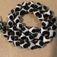 Load image into Gallery viewer, Tan and black agate beads.