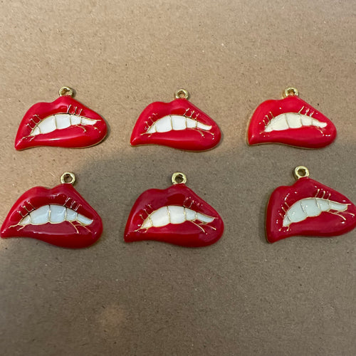 6 red lip charms