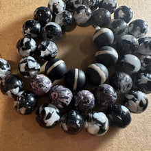Load image into Gallery viewer, Black and white mixed beads