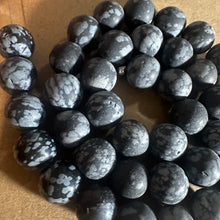 Load image into Gallery viewer, Black and gray beads