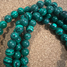 Load image into Gallery viewer, Green swirl beads 8mm.