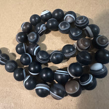 Load image into Gallery viewer, Black and white agate beads