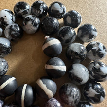 Load image into Gallery viewer, Black and white mixed beads