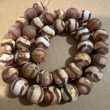 Load image into Gallery viewer, Brown wavy agate beads