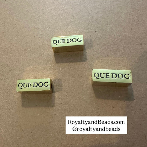 QUE DOG charm