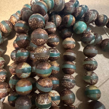 Load image into Gallery viewer, Brown and green stripe agate beads