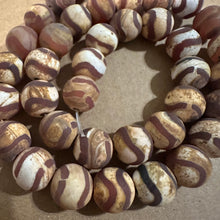 Load image into Gallery viewer, Brown wavy agate beads