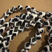 Load image into Gallery viewer, Tibetan beads black and white 12mm