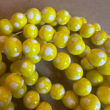 Load image into Gallery viewer, Yellow polka dot beads