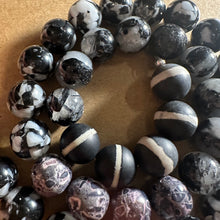 Load image into Gallery viewer, Black and white mixed beads