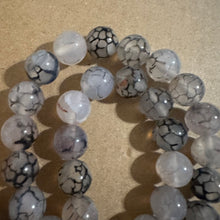 Load image into Gallery viewer, Clear and black vein agate beads