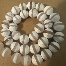 Load image into Gallery viewer, White striped beads 10mm.
